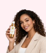 Femme souriante aux cheveux bouclés tenant la Crème de Jour Velvéas Paris 50ml - Peau éclatante et lumineuse