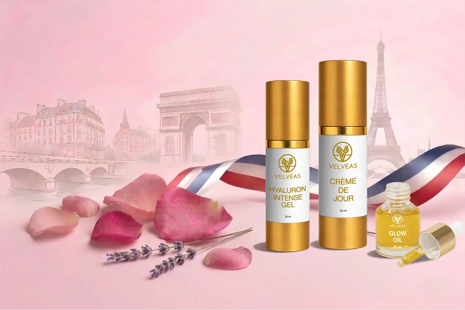 Trio de soins Velvéas Paris – Hyaluron Intense Gel, Crème de Jour et Glow Oil avec ruban tricolore français et Tour Eiffel en arrière-plan sur fond rose pâle