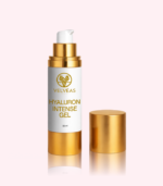 Flacon pompe ouvert Velvéas Hyaluron Intense Gel 30 ml avec capuchon doré posé à côté sur fond rose pâle